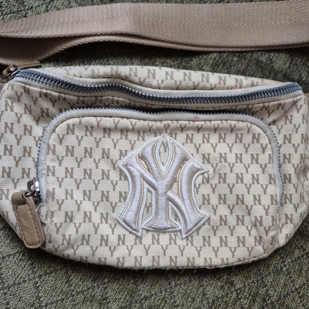 MLB Monogram New York Yankees NY Logo Cross Body Bag Pouch Waist Zipper Beigue - Picture 2 of 5